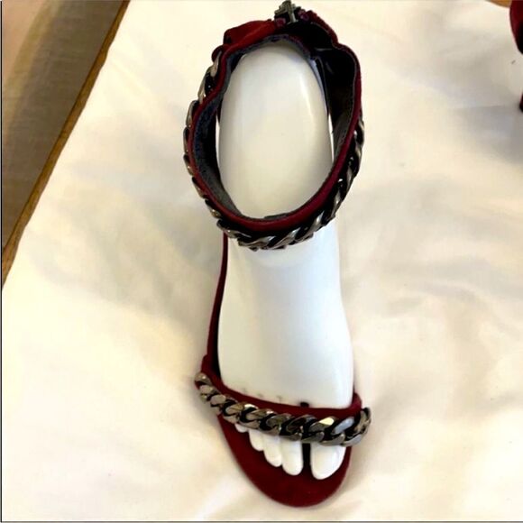 ELSEWALKER SUPER COMFORTABLE WINE SUEDE AND GUNMETAL CHAIN PUMPS.  NEW - Picture 2 of 10